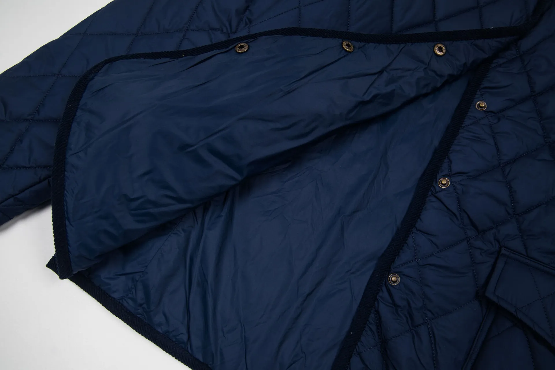P330 Model No.: G130 Ralph Lauren New Ralph Lauren chest logo embroidery diamond plaid lapel corduroy cotton jacket 1️⃣Selected high-quality high-elastic cotton, perfect control of workmanship details, exquisite small logo embroidery on the chest, corduroy color-blocked lapels, pocket design full of details, highlighting personality! The version is simple but not simple! 3️⃣It is very youthful and energetic, and can be easily worn by both men and women. It is very in line with the fashion aesthetic concepts of today's young people! 4️⃣A full set of customized accessories, complete with three standards, same style for men and women, a must-have for couples! Color: black, navy blue, apricot Size: S, M, L, XL
